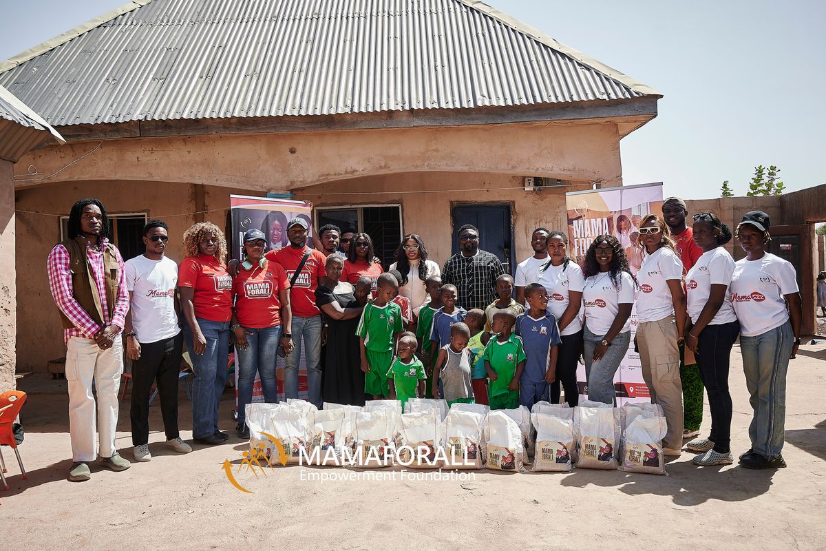 Wrapper distribution to 200 women